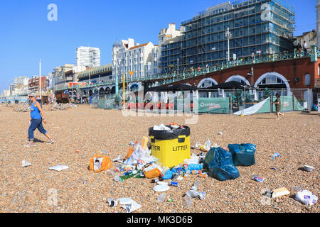 Brighton SUSSEX REGNO UNITO. 7 Maggio 2018.bottiglie di birra e rifiuti sinistra dal giorno prima sulla Spiaggia di Brighton come grandi folle di beachgoers sono attesi a scendere su un caldo lunedì festivo con temperature record meteo Credito: amer ghazzal/Alamy Live News Credito: amer ghazzal/Alamy Live News Foto Stock