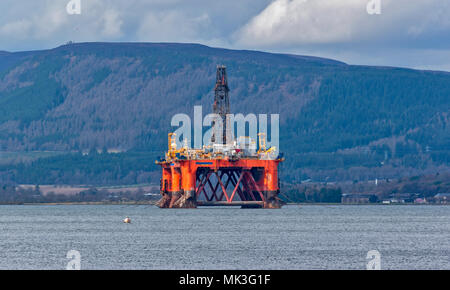 CROMARTY FIRTH Scozia arance grandi smantellata Oil Rig o piattaforma di perforazione accanto al porto di Invergordon Foto Stock