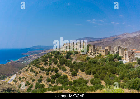 Vista panoramica delle case a torre a Vathia (Vatheia) villaggio nelle mani della Grecia Foto Stock