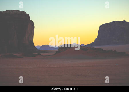 Il Wadi Rum in Giordania al tramonto. Il Wadi Rum è conosciuta come la Valle della Luna e ha portato la sua designazione come Sito del Patrimonio Mondiale dell'UNESCO. Foto Stock