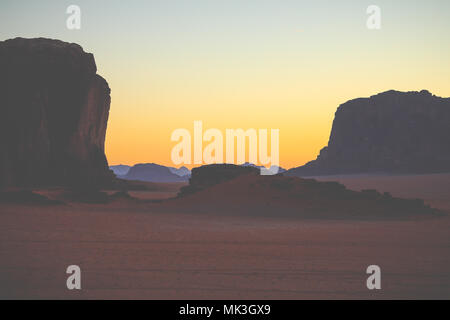 Il Wadi Rum in Giordania al tramonto. Il Wadi Rum è conosciuta come la Valle della Luna e ha portato la sua designazione come Sito del Patrimonio Mondiale dell'UNESCO. Foto Stock