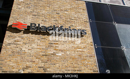 Londra, UK: Febbraio 25, 2018: Blackfriars National Railway Station è il solo la stazione di avere piattaforme che abbracciano il Tamigi. Foto Stock