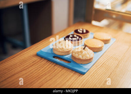 Torte in pasticceria. Visualizzazione di pasticcini e rabboccato Foto Stock