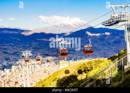 Visualizzare sui mezzi di trasporto pubblici con la funivia Mi Teleferico a La Paz - Bolivia Foto Stock