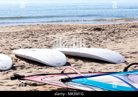 Windsurf tavole sulla sabbia in una spiaggia mediterranea Foto Stock