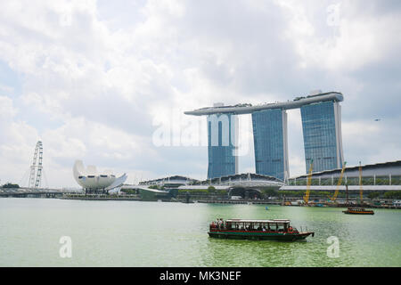 Il Marina Bay Sands, Singapore Flyer e il ArtScience Museum di Marina Bay a Singapore. Foto Stock