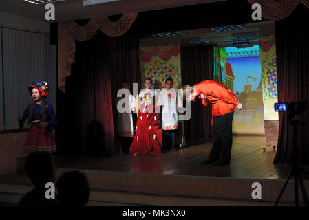 Il report finale concerto degli allievi del circolo teatrale entro la fine dell'anno accademico basato su racconti popolari russi, San Pietroburgo, Russia, 20 Foto Stock