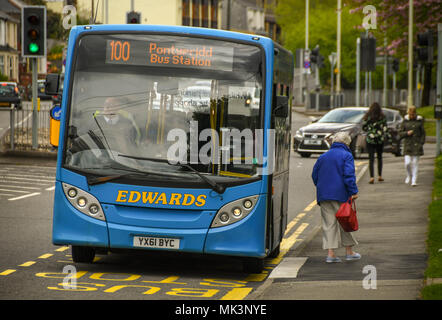 Edwards bus si fermava ad una fermata di autobus. Una persona è a piedi dopo essere scesi dal bus Foto Stock