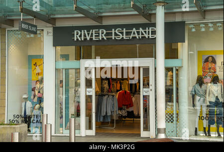 Grande segno sopra l'entrata di un fiume isola store su un retail park Foto Stock