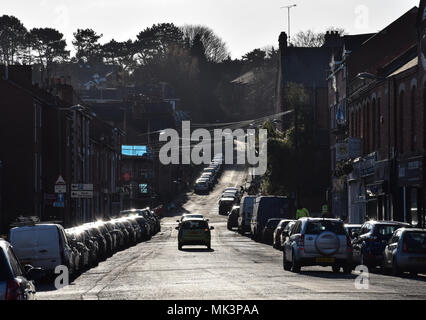 Banbury, Inghilterra - 29 Novembre 2017: Auto guidare su per la collina di Broad Street Foto Stock