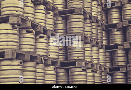 Molti fusti metallici di birra in file regolari Foto Stock