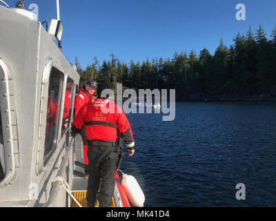 Una stazione della Guardia Costiera Ketchikan 45-piede Boat-Medium risposta equipaggio arriva sulla scena per assistere un disabile 21-piede Boston Whaler con due persone a bordo su Moira Suono, Alaska, nov. 2, 2017. Il boatcrew avviato due e li portò a Thomas bacino. Stati Uniti La guardia costiera della foto. Foto Stock