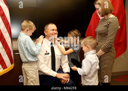 Il Mag. Christopher Burkhart, U.S. Esercito di ingegneri del distretto di Nashville vice comandante, gode del momento come sua moglie e figli mettere sul suo nuovo grado di tenente colonnello durante una cerimonia di promozione di Nashville, Tennessee, nov. 2, 2017. (USACE foto di Mark Abernathy) Foto Stock