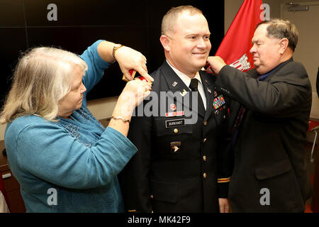 Il Mag. Christopher Burkhart, U.S. Esercito di ingegneri del distretto di Nashville vice comandante, ottiene il tenente colonnello rank epilates messo sul suo abito uniforme mediante i suoi genitori Pietro e Laura Burkhart durante una cerimonia di promozione di Nashville, Tennessee, nov. 2, 2017. (USACE foto di Mark Abernathy) Foto Stock