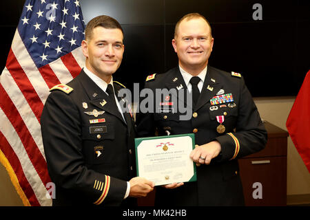 Lt. Col. Cullen Jones (sinistra), U.S. Esercito di ingegneri Nashville District commander, presenta la U.S. Esercito il servizio meritorio medaglia di Lt. Col. Christopher Burkhart, vice comandante, per distinto servizio durante una cerimonia di congedo presso la sede del distretto di Nashville, Tennessee, nov. 2, 2017. (USACE foto di Mark Abernathy) Foto Stock