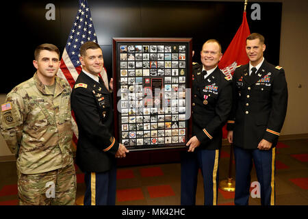 Lt. Col. Cullen Jones (secondo da sinistra), U.S. Esercito di ingegneri di Nashville comandante del distretto, il Mag. Don Sullivan (sinistra), il Mag. Justin Toole (a destra), presente un token del servizio di Lt. Col. Christopher Burkhart, vice comandante, a nome del personale in divisa nel quartiere durante una cerimonia di congedo presso la sede del distretto di Nashville, Tennessee, nov. 2, 2017. (USACE foto di Mark Abernathy) Foto Stock