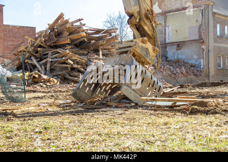 Benna di scavo si trova su un sito in costruzione Foto Stock