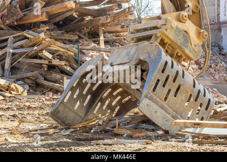 Benna di scavo si trova su un sito in costruzione Foto Stock