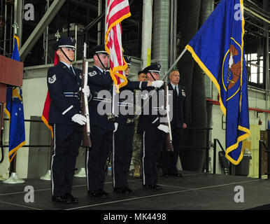 I membri dell'Utah Air National Guard in onore di guardia i colori durante la cerimonia di promozione per Col. Darwin Craig, Direttore del Personale congiunto per la Utah Guardia nazionale, al rango di brigadiere generale su nov. 4 2017 A Roland R. WRIGHT Air National Guard Base. (U.S. Air National Guard photo by Staff Sgt. Danny Whitlock/rilasciato) Foto Stock