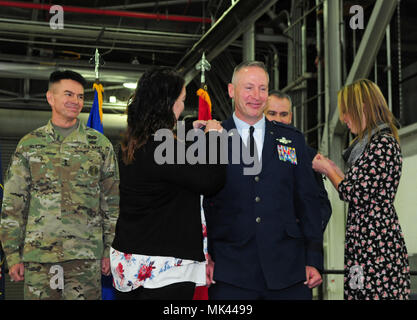 Col. Darwin Craig, il direttore del personale congiunto per la Utah Air National Guard, ha il rango di Brig. Gen. segnato dai suoi familiari nel corso di una cerimonia che si è svolta il 9 novembre 4, 2017, a Roland R. WRIGHT Air National Guard Base. (U.S. Air National Guard photo by Staff Sgt. Danny Whitlock/rilasciato) Foto Stock