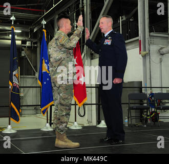 Col. Darwin Craig, il direttore del personale congiunto per la Utah Air National Guard, prende il giuramento in seguito alla sua promozione al rango di brigadiere generale su nov. 4, 2017, a Roland R. WRIGHT Air National Guard Base in Salt Lake City. (U.S. Air National Guard photo by Staff Sgt. Danny Whitlock/rilasciato) Foto Stock