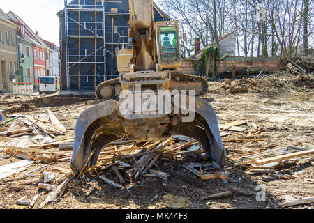 Benna di scavo si trova su un sito in costruzione Foto Stock