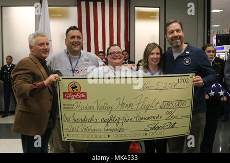Executive Officers di Hudson Valley onore di volo (HVHF) ricevono una donazione da ShopRite rappresentanti Novembre 4, 2017 a Stewart International Airport, Newburgh, NY. La Hudson Valley onore volo è una organizzazione senza scopo di lucro che offre voli per i veterani di Washington D.C., per visitare i Memoriali che farle onore. Nella foto (L-R) sono ShopRite Presidente Brett ala, HVHF presidente Frank Kimler, HVHF Direttore Esecutivo Beth Vought HVHF, coordinatore della sicurezza Jennifer DeFRancesco e ShopRite vicepresidente delle operazioni Tom Urtz. (U.S. La Guardia Nazionale foto di Master Sgt. Lee C. Guagenti) Foto Stock