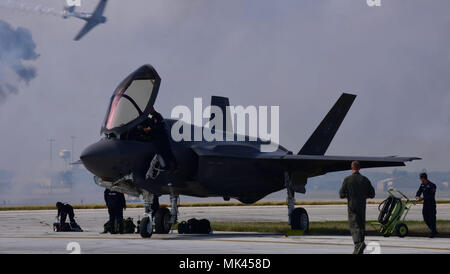 Un F-35un fulmine II equipaggio opere sul loro piano nov. 5, 2017 durante il TORA TORA TORA Airshows rievocazione storica del 7 dicembre, 1941 attacco giapponese a Pearl Harbor. La dimostrazione è stata parte della base comune San Antonio Air Show e Open House a JBSA-Lackland Kelly Field allegato. Foto Stock