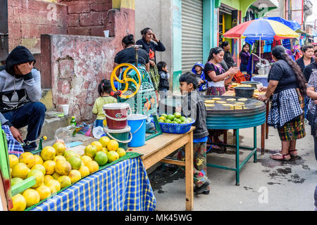 Santiago Sacatepequez, Guatemala - 1 Novembre 2017: street food fornitori durante il gigante kite festival il giorno di Tutti i Santi del. Foto Stock