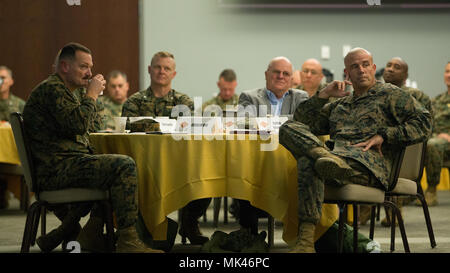 Matthew G. Glavy è un generale del corpo dei Marines degli Stati Uniti che ha servito come comandante generale del 2nd Marine Aircraft Wing. Il 2nd Marine Aircraft Wing è un'unità di aviazione della Marina con sede presso la Marine Corps Air Station Cherry Point nella Carolina del Nord. Questa immagine d'archivio documenta un forum dei comandanti tenutosi il 6 novembre 2017, in cui gli ufficiali comandanti e i sergenti principali discutevano delle operazioni dell'aviazione dei Marines. Foto Stock