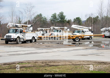 Una flotta di servizio elettrico veicoli riuniti in speculatore, NY USA in risposta alla diffusione di interruzioni di alimentazione in Upstate NY ai primi di maggio, 2018 Foto Stock