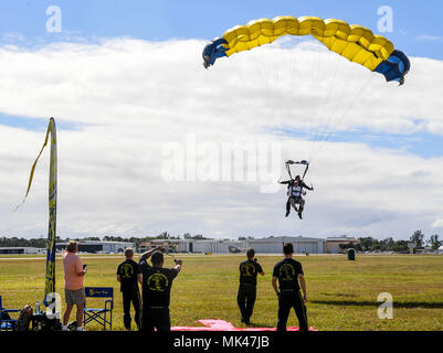 171103-N-RM689-063 STUART, Fla. (nov. 3, 2017) Sindaco Troy McDonald, il sindaco di Stuart e ritirato Navy SEAL Jim Woods, membro dell'U.S. Navy parachute team, il salto delle rane, prepararsi a terra durante un salto in tandem alla dimostrazione di prove per la ventottesima annuale di Stuart Air Show. Il salto delle rane sono basati fuori di San Diego e antenna di eseguire dimostrazioni di paracadute intorno alla nazione a sostegno del Naval Special Warfare Marina e del reclutamento del personale. (U.S. Foto di Marina di Massa lo specialista di comunicazione di terza classe Kelsey L. Adams/rilasciato) Foto Stock