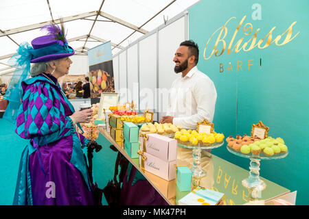 Vestiti da donna in stile vittoriano a Bliss Barfi dolciumi stand presso il Fes-Tea-Val 2018 sul tè nazionale giorno in Chiswick House & Gardens, London, Regno Unito Foto Stock