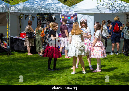 Vestito lolita ragazze a Fes-Tea-Val 2018 sul tè nazionale giorno in Chiswick House & Gardens, London, Regno Unito Foto Stock