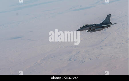 Una forza aerea francese Rafale conduce le operazioni di rifornimento con una KC-135 Stratotanker dal 340 Expeditionary Air Refuelling Squadron in Iraq a sostegno di funzionamento inerenti risolvere, nov. 1, 2017. Il Rafale è in grado di supportare il pieno spettro di missione: superiorità aerea, fighter escort, ricognizione, antenna rifornimento, chiudere il supporto aereo, difesa aerea di soppressione e di scioperi di precisione. (U.S. Air Force foto di Tech. Sgt. Gregorio Brook) Foto Stock