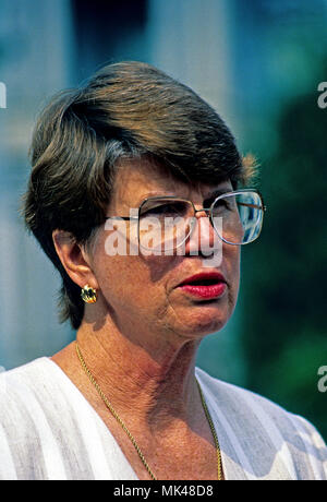 Washington DC., Stati Uniti d'America, 26 luglio 1993 Stati Uniti Attorney General Janet reno parla con i giornalisti sul viale di accesso al di fuori dell'ala ovest della casa bianca dopo la riunione mattutina con il presidente William Clinton Foto Stock