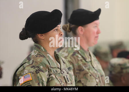 FORT GORDON, GA. - 1° Sgt. Patrice Shuler (sinistra), sede e Sede Società, 35th Theatre tattico vigili del segnale in entrata arruolati senior advisor e 1 Sgt. Elizabeth Dillon, sede e Sede Società, 35th Theatre tattico vigili del segnale in uscita, arruolati senior advisor di stare in piedi insieme prima del superamento del guidon al . Sede e sede società cambiano di responsabilità cerimonia, nov. 1, presso il centro di riserva qui. (U.S. Esercito foto di Sgt. Victor Everhart Jr.) Foto Stock