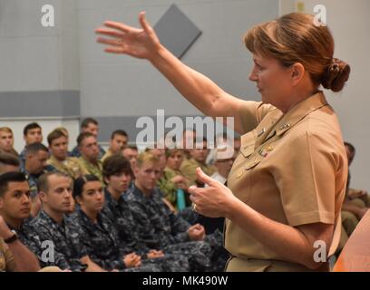 STENNIS SPACE CENTER Miss. Vice Adm. Jan Tighe, Vice Capo di operazioni navali per la guerra Informatica e direttore di Intelligence navale, risponde a una domanda in un tutte le mani chiamata con oceanografia navali attivi al Stennis Space Center. (U.S. Foto della marina da George Lammons) Foto Stock