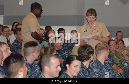 STENNIS SPACE CENTER Miss. Vice Adm. Jan Tighe, Vice Capo di operazioni navali per la guerra Informatica e direttore di intelligence Navale, ritiene che un' interrogazione scritta in un tutte le mani chiamata con oceanografia navali attivi al Stennis Space Center. (U.S. Foto della marina da George Lammons) Foto Stock