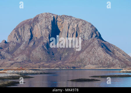 Montagna con un foro Bronnoysund Nordland in Norvegia Foto Stock