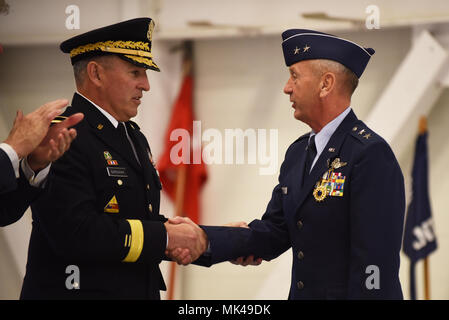 In uscita il comandante generale Il Mag. Gen. Gary Sayler si congratula con l'arrivo di aiutante generale Brig. Gen. Michael Garshak come egli prende il comando dell'esercito di Idaho e Air National Guard per la prima volta alla modifica del comando cerimonia Domenica, nov. 5, 2017 in campo Gowen. Il comandante in capo, Governatore C.L. "Butch' Lontra ha presieduto la cerimonia, che comprendeva una grande formazione di truppa, il passaggio dei colori e personalizzata tradizioni militari. (Air National Guard foto di Master Sgt. Becky Vanshur/rilasciato) Foto Stock