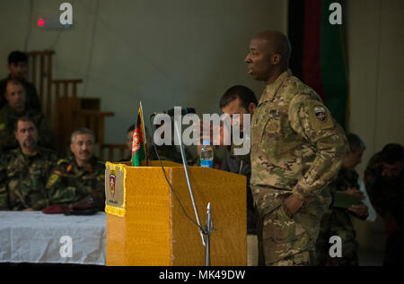 Il comando Sgt. Il Mag. David Clark, nato sostegno deciso arruolati Senior Advisor, indirizzi le forze speciali laureati di classe del XIX le forze speciali Corso di qualificazione presso il Camp Juilen, nov. 8, 2017. Le forze speciali forniscono speciali ricognizione e di azione diretta funzionalità per l'Esercito nazionale afgano il Comando Operazioni Speciali. (U.S. Air Force foto di Senior Airman Sean Carnes) Foto Stock