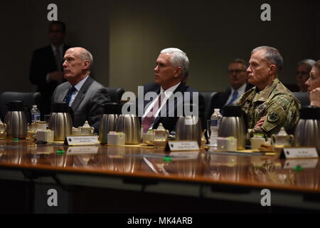 Da sinistra, Direttore della National Intelligence Dan cappotti, Vice Presidente Mike Pence e Defence Intelligence Agency Direttore Lt. Gen. Robert Ashley ascoltare una intelligenza breve durante il vice presidente in visita al quartier generale DIA nov. 6, a base comune Anacostia-Bolling a Washington D.C. Foto Stock