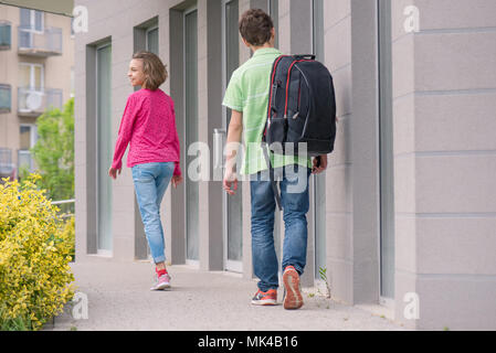 Teen un ragazzo e una ragazza si torna a scuola Foto Stock