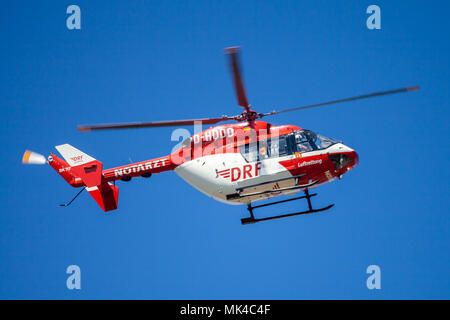 DELMENHORST / GERMANIA - Maggio 06, 2018: Eurocopter BK-117 da DRF Luftrettung vola sopra lo sbarco laterale. Mezzi Notarzt medico di emergenza. Foto Stock