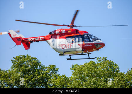 DELMENHORST / GERMANIA - Maggio 06, 2018: Eurocopter BK-117 da DRF Luftrettung vola sopra lo sbarco laterale. Mezzi Notarzt medico di emergenza. Foto Stock