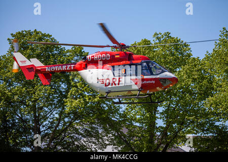 DELMENHORST / GERMANIA - Maggio 06, 2018: Eurocopter BK-117 da DRF Luftrettung vola sopra lo sbarco laterale. Mezzi Notarzt medico di emergenza. Foto Stock