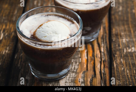 Il freddo a preparare il caffè con il gelato in bicchieri in legno tavolo rustico, deliziosi dessert estivo Foto Stock