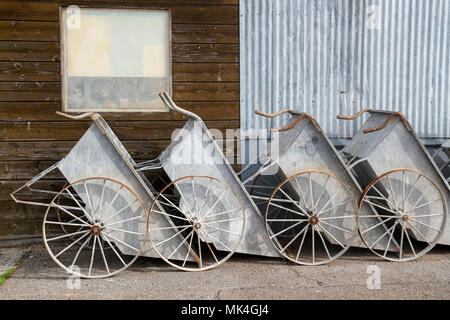 Carriole schierate sul pontile Municiipal II, Monterey, California, Stati Uniti Foto Stock