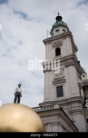 Sphaera, una scultura di un uomo su una sfera dorata (Stephan Balkenhol, 2007) Foto Stock